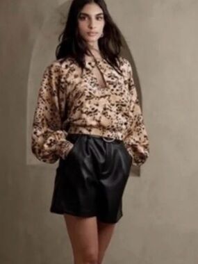 Banana Republic Women's Beige Leopard Print V-Neck Blouse